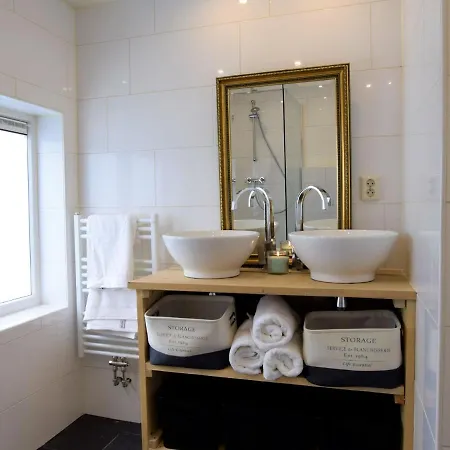 Beautiful Houseboat With Terrace Jacuzzi Botel