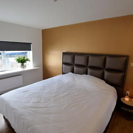 Botel Beautiful Houseboat With Terrace Jacuzzi L'Aia