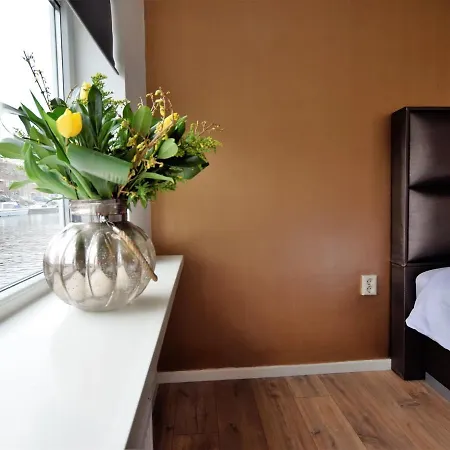 Botel Beautiful Houseboat With Terrace Jacuzzi *